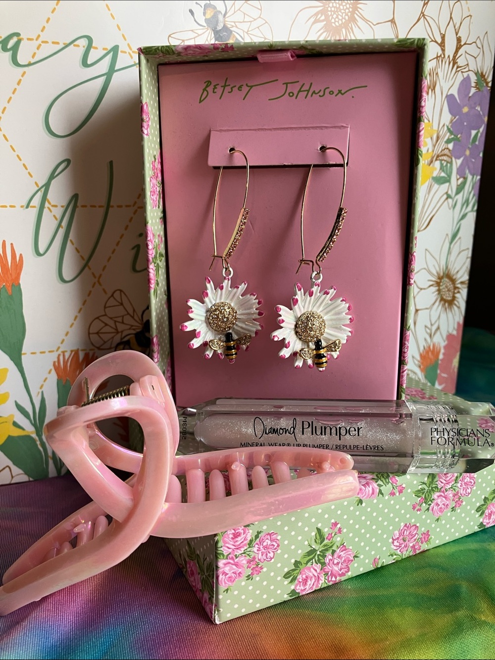 Betsey Johnson White & Pink Daisy Bee Drop Earrings with Gold Accents FREEGIFT - Picture 2 of 6